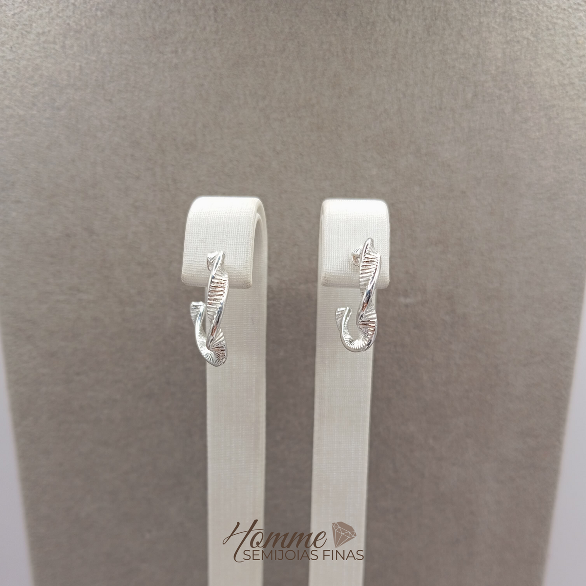 Brinco Argolinha Torcida Texturizada Prata Leve