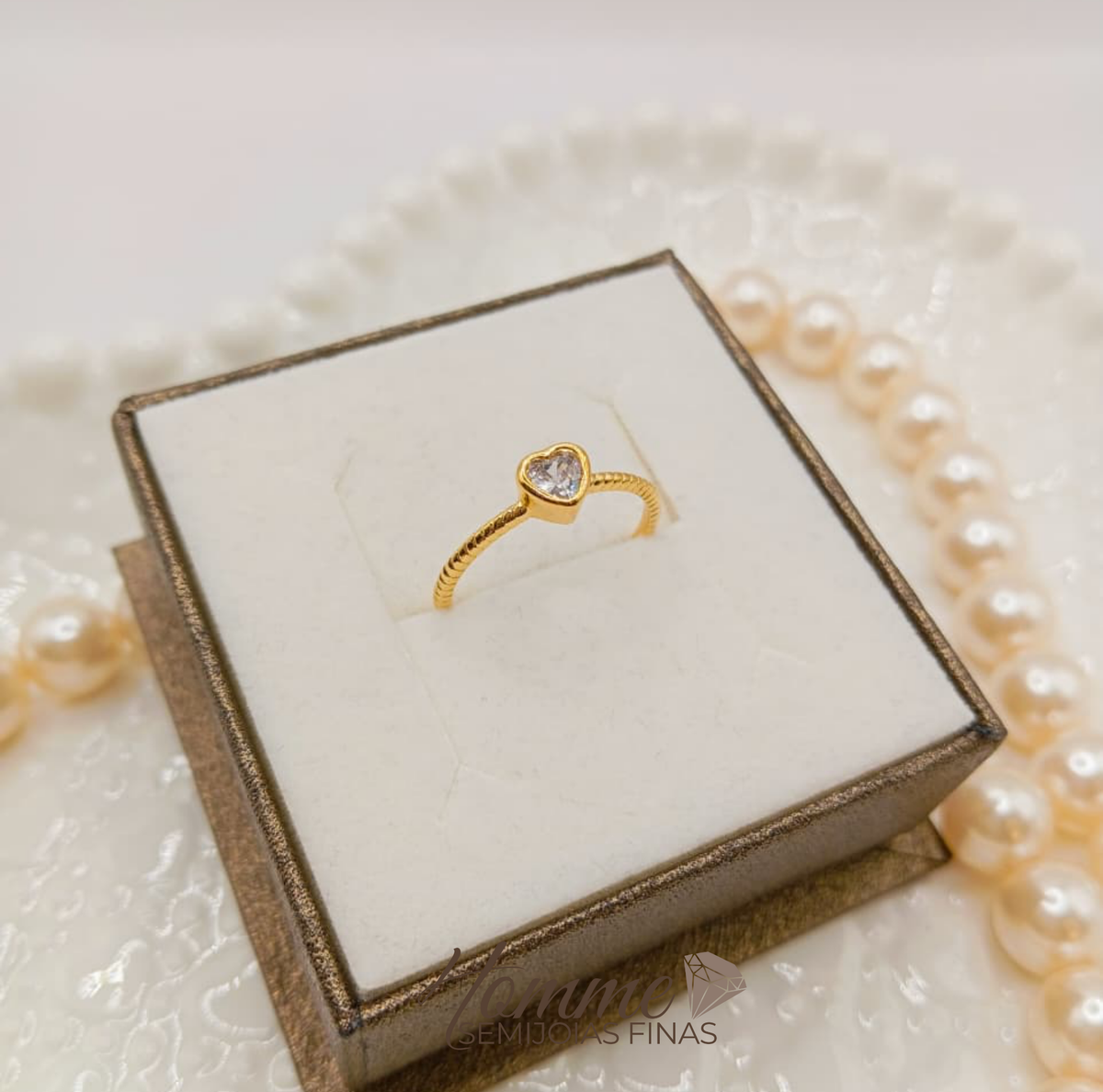 Anel com Zircônia em forma de coraçāo central- folheado a ouro 18K