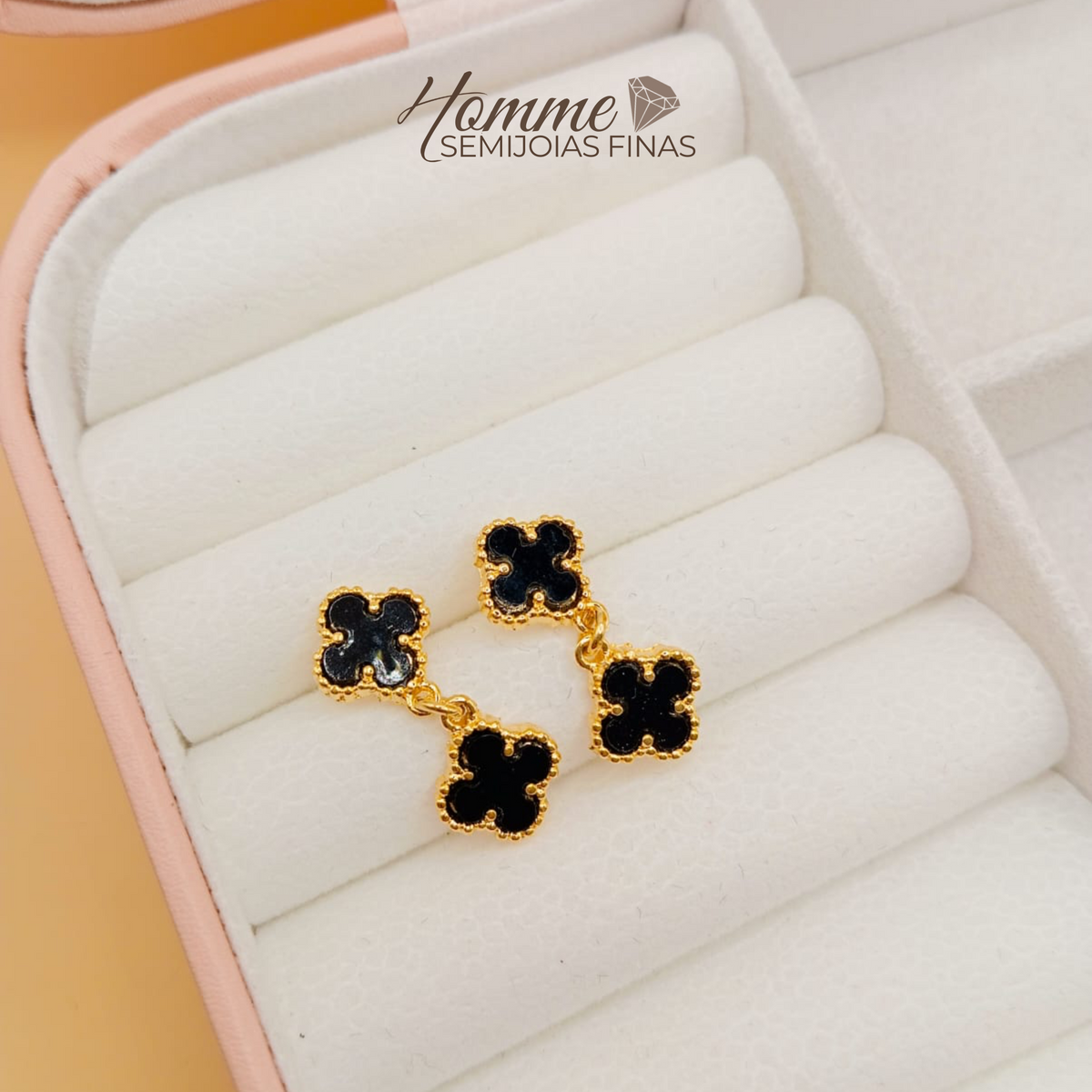 Brinco Pendente Trevo Preto – Folheado a Ouro 18k