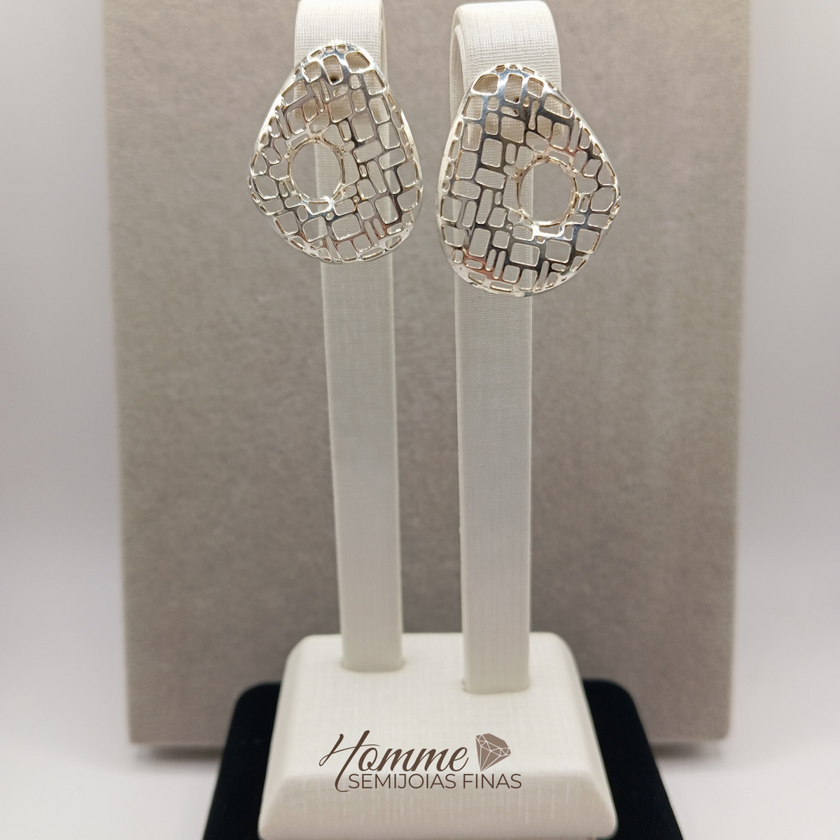 Brinco Gota Texturizada Vazada – Prata Leve