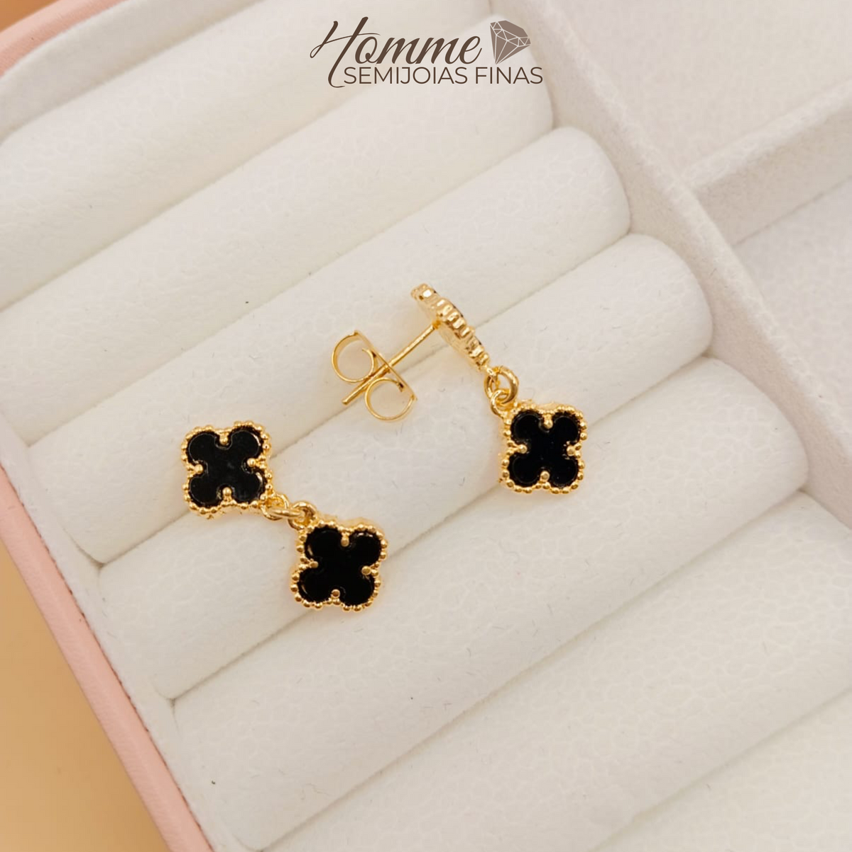 Brinco Pendente Trevo Preto – Folheado a Ouro 18k