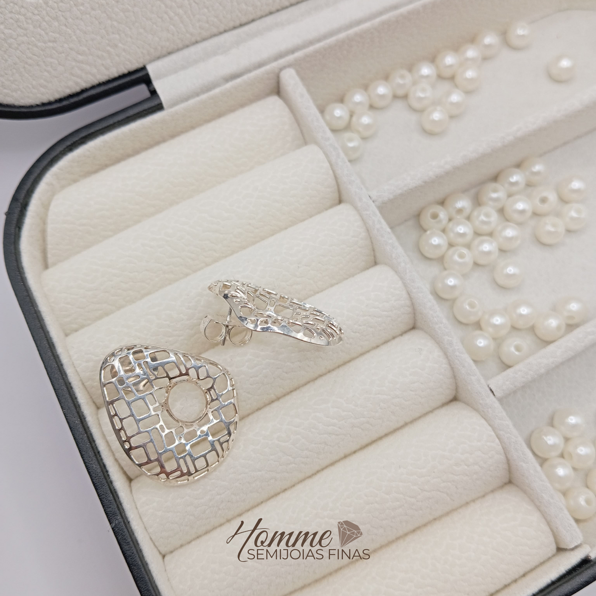 Brinco Gota Texturizada Vazada – Prata Leve