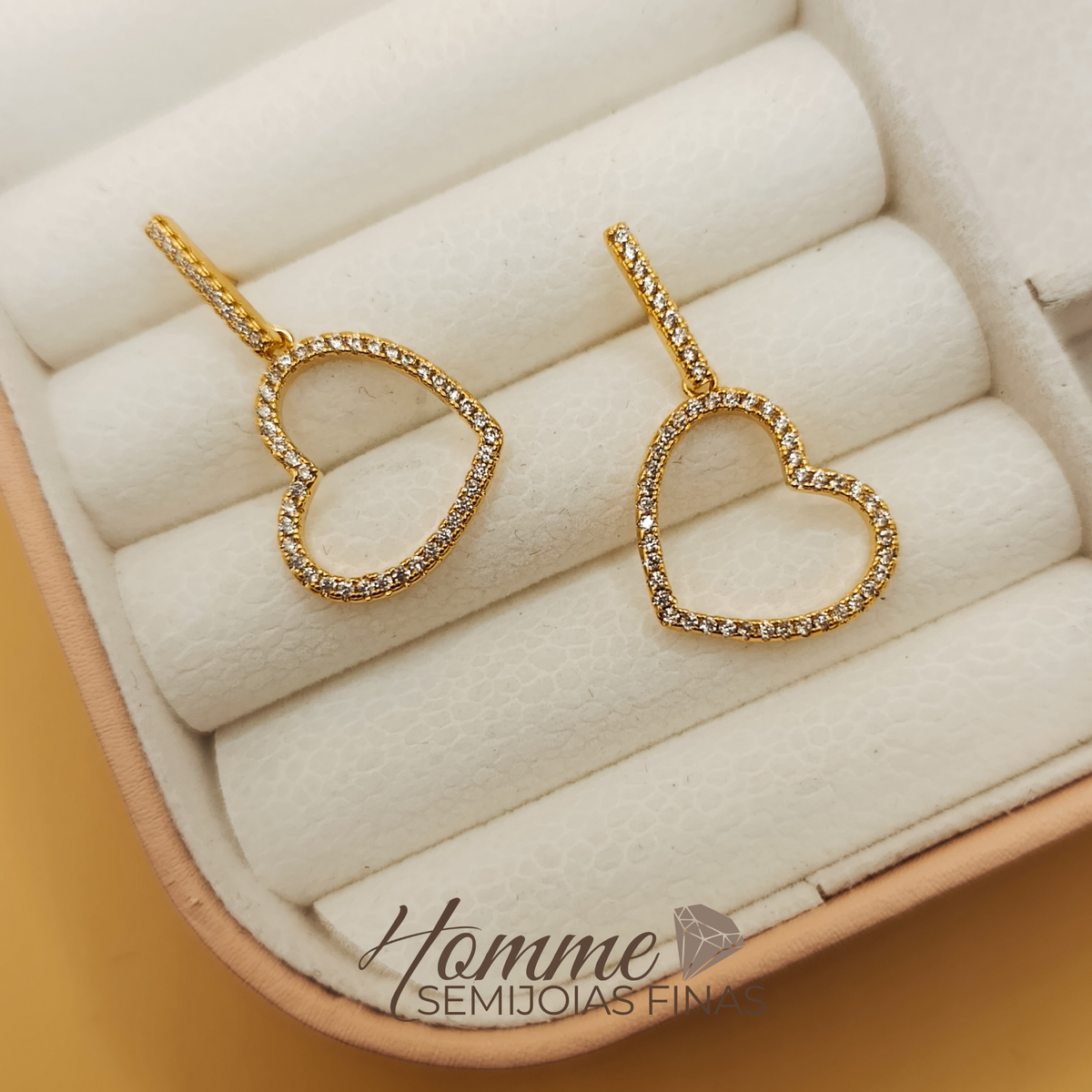 Brinco Coração Vazado Cravejado