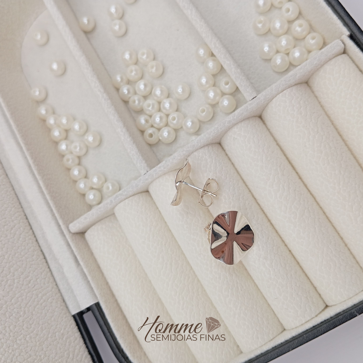 Brinco Botão Raiado – Prata Leve