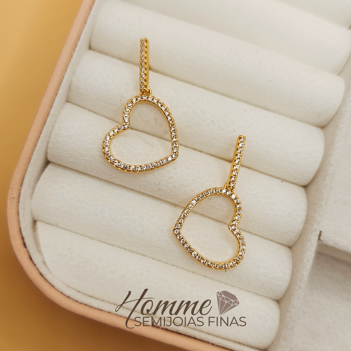 Brinco Coração Vazado Cravejado