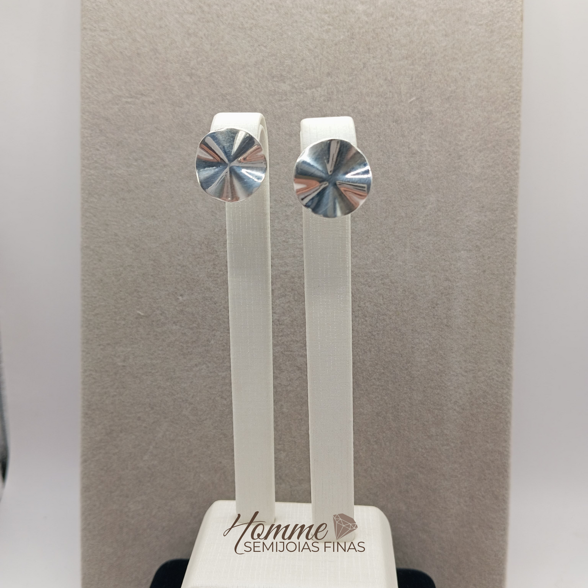 Brinco Botão Raiado – Prata Leve