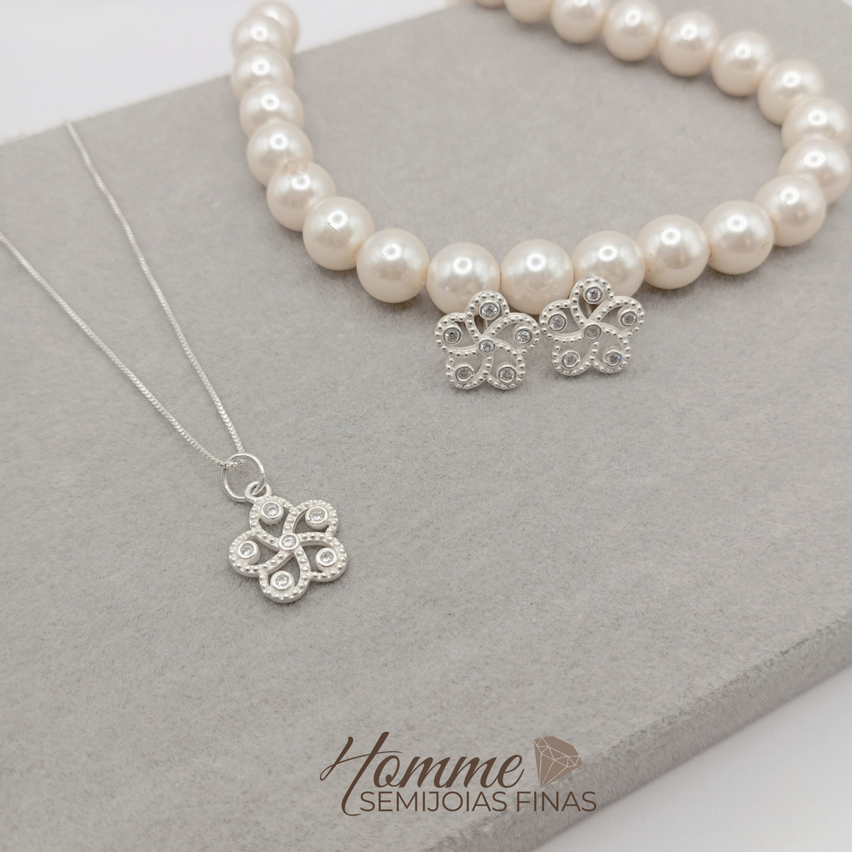 Conjunto Flor em Prata 925 com Pérolas – Delicadeza e Sofisticação