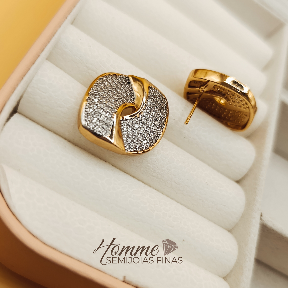 Brinco Elegance Dourado com Microzircônias – Folheado a Ouro e Hipoalergênico