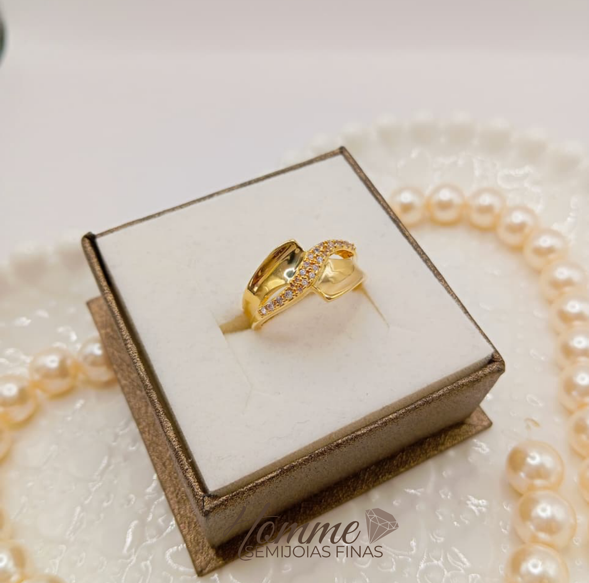 Anel formato X folheado a ouro 18k – Brilho e Sofisticação