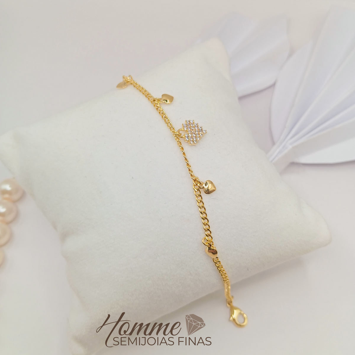 Pulseira Corações com Pingente Central Cravejado – Folheado a Ouro 18K