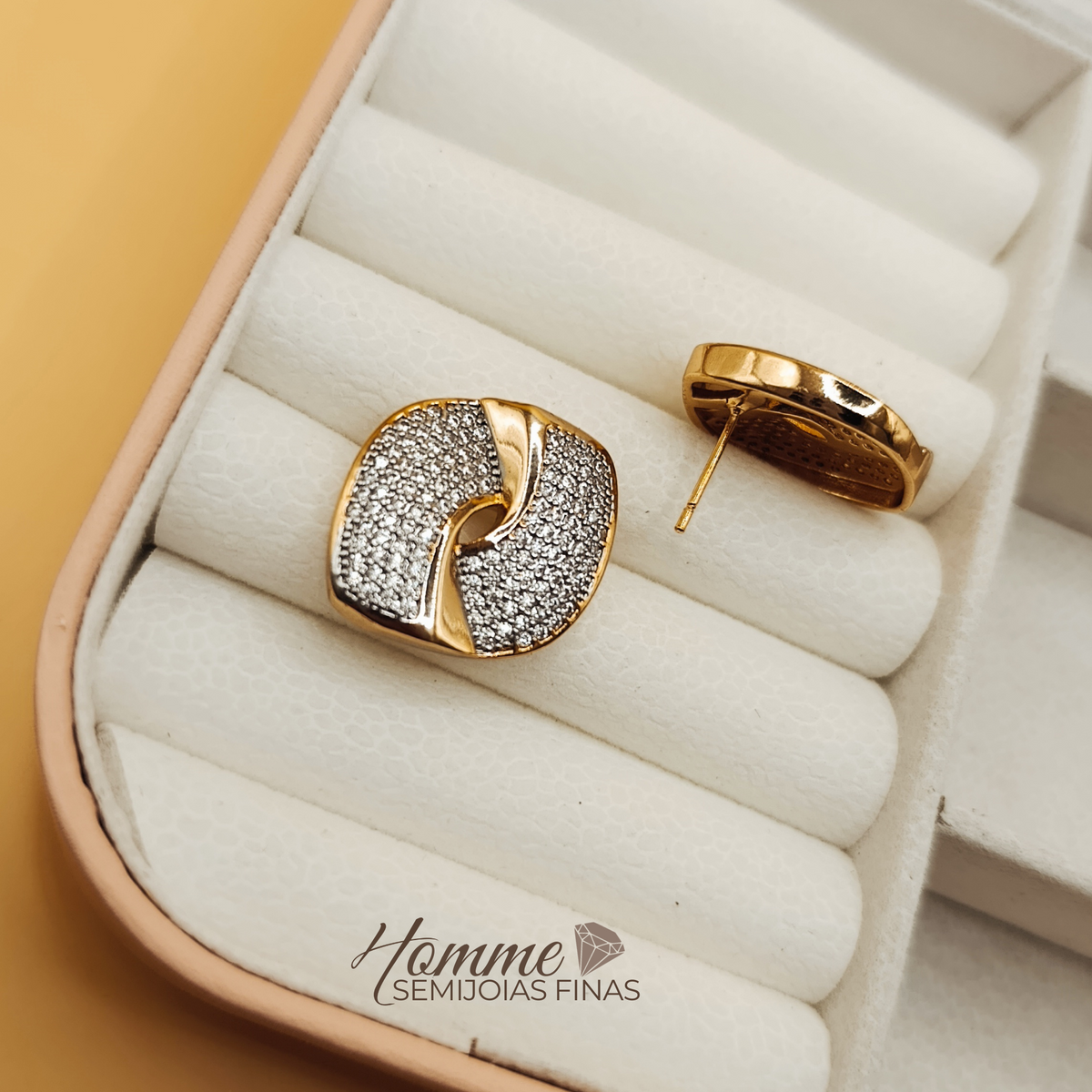 Brinco Elegance Dourado com Microzircônias – Folheado a Ouro e Hipoalergênico