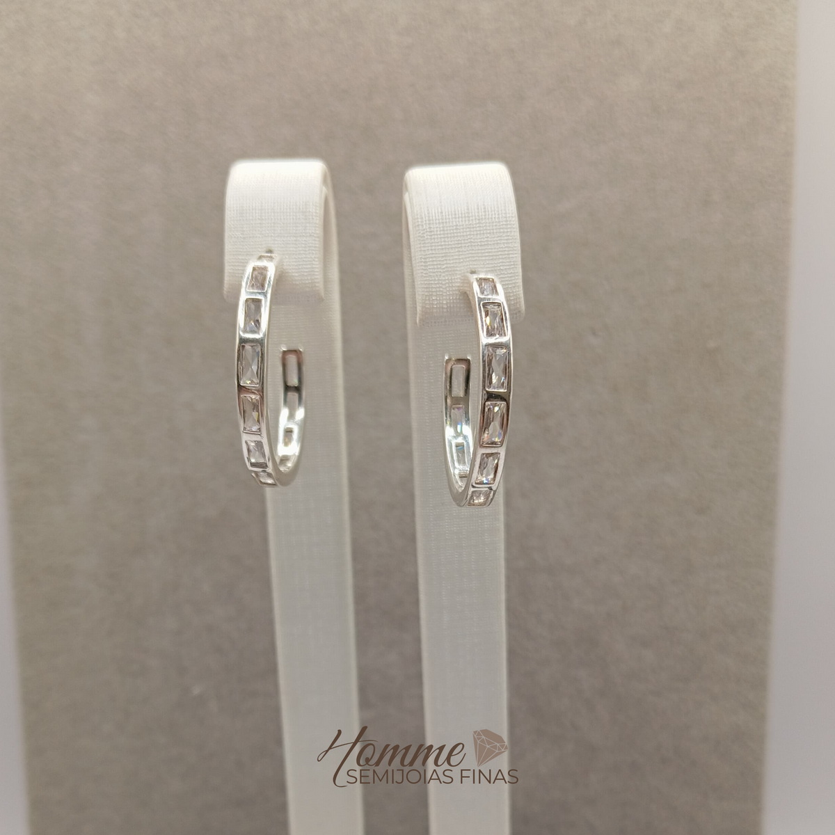 Argola com Zircônias Retangulares- Prata Leve