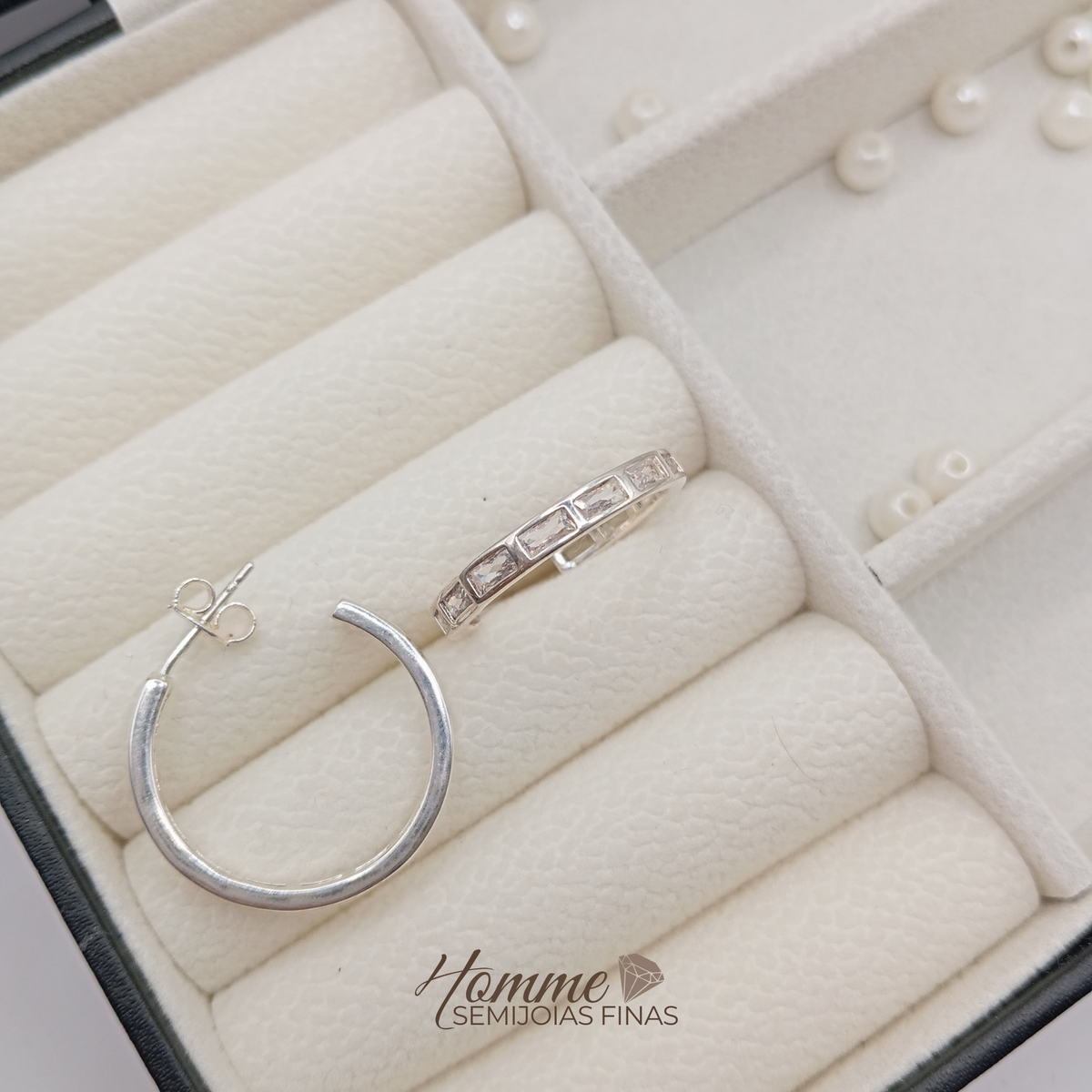 Argola com Zircônias Retangulares- Prata Leve