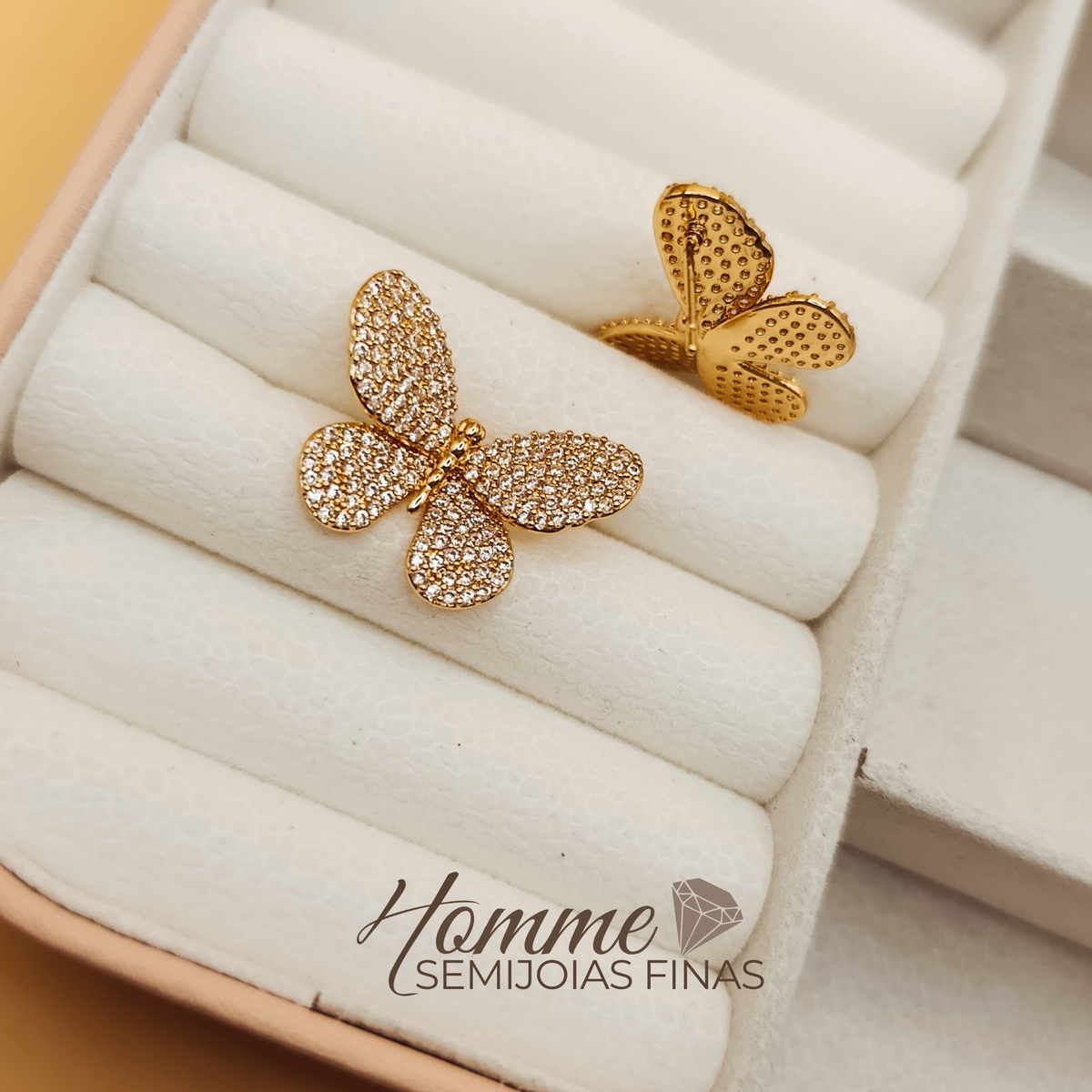 Brinco Borboleta Cravejado – Folheado a Ouro e Hipoalergênico