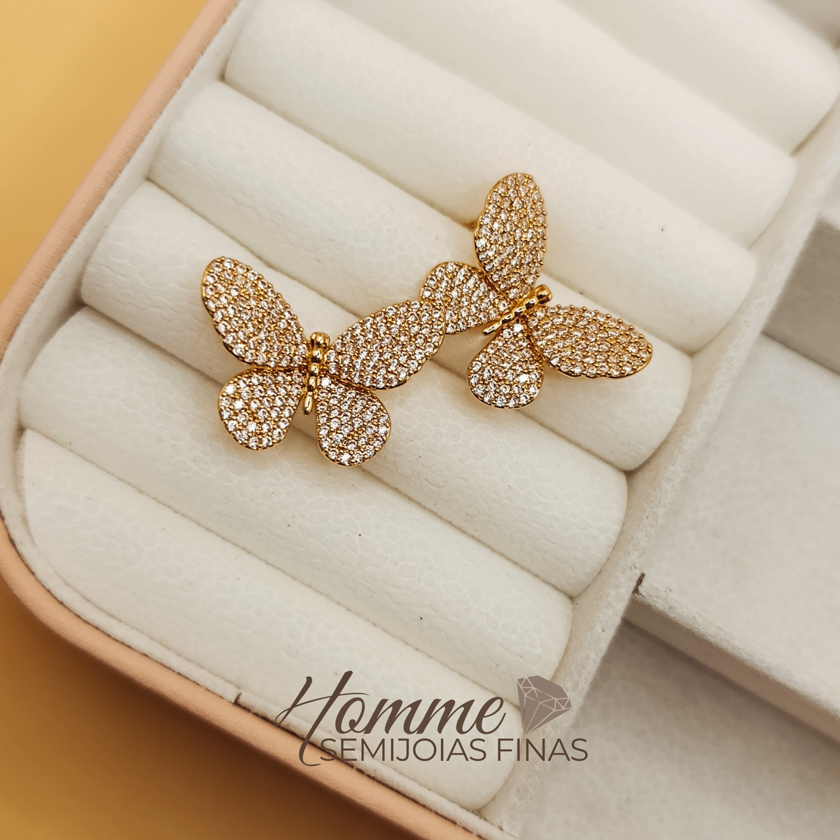 Brinco Borboleta Cravejado – Folheado a Ouro e Hipoalergênico