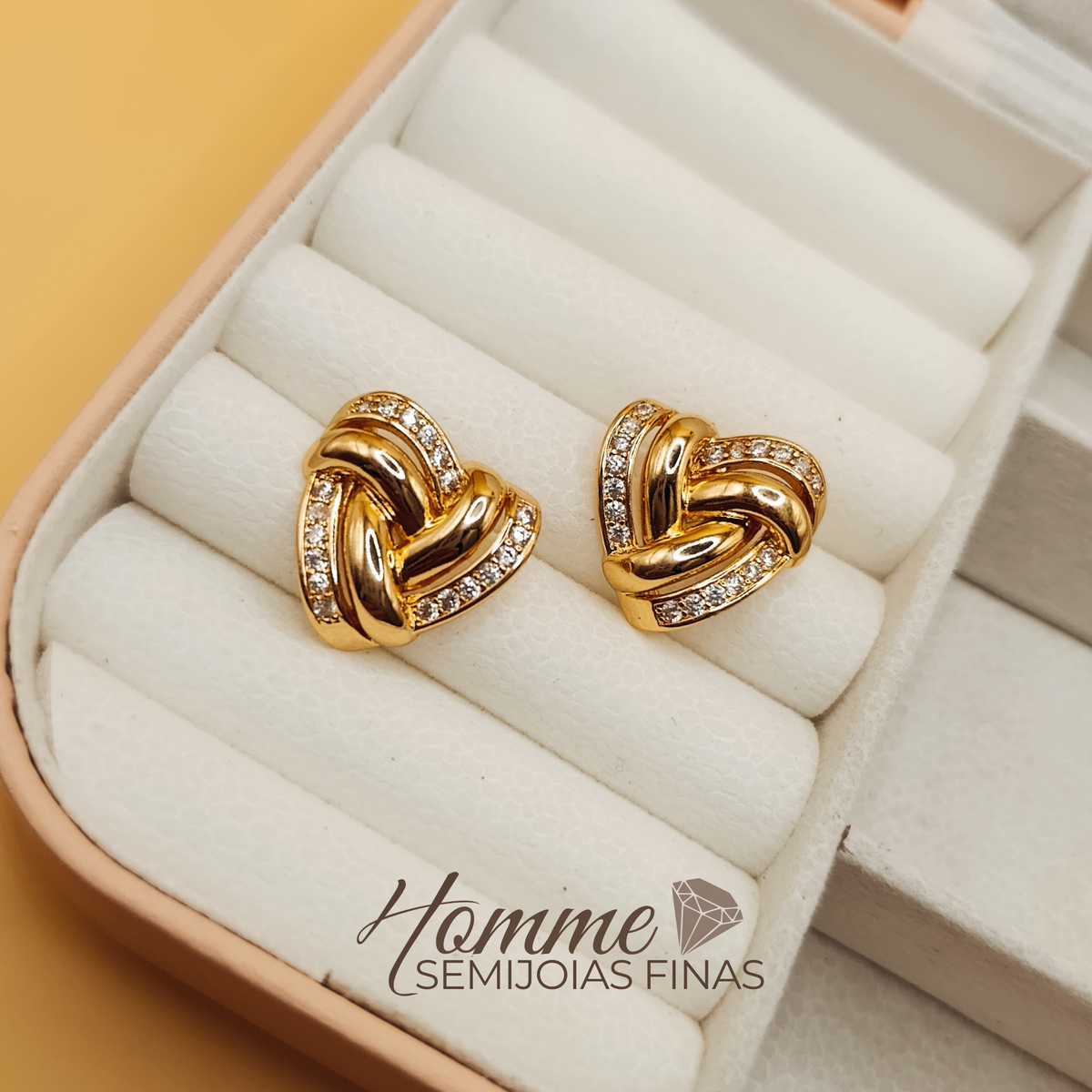 Brinco Nó Coração – Folheado a Ouro e Hipoalergênico