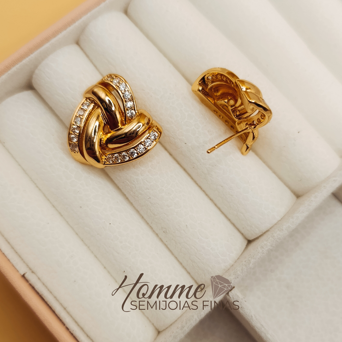 Brinco Nó Coração – Folheado a Ouro e Hipoalergênico