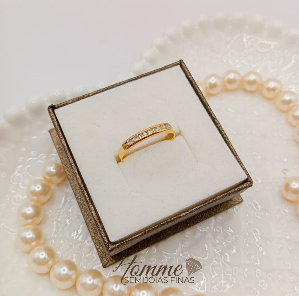 Anel Meia Aliança Cravejado com Zircônias – Folheado a Ouro 18k