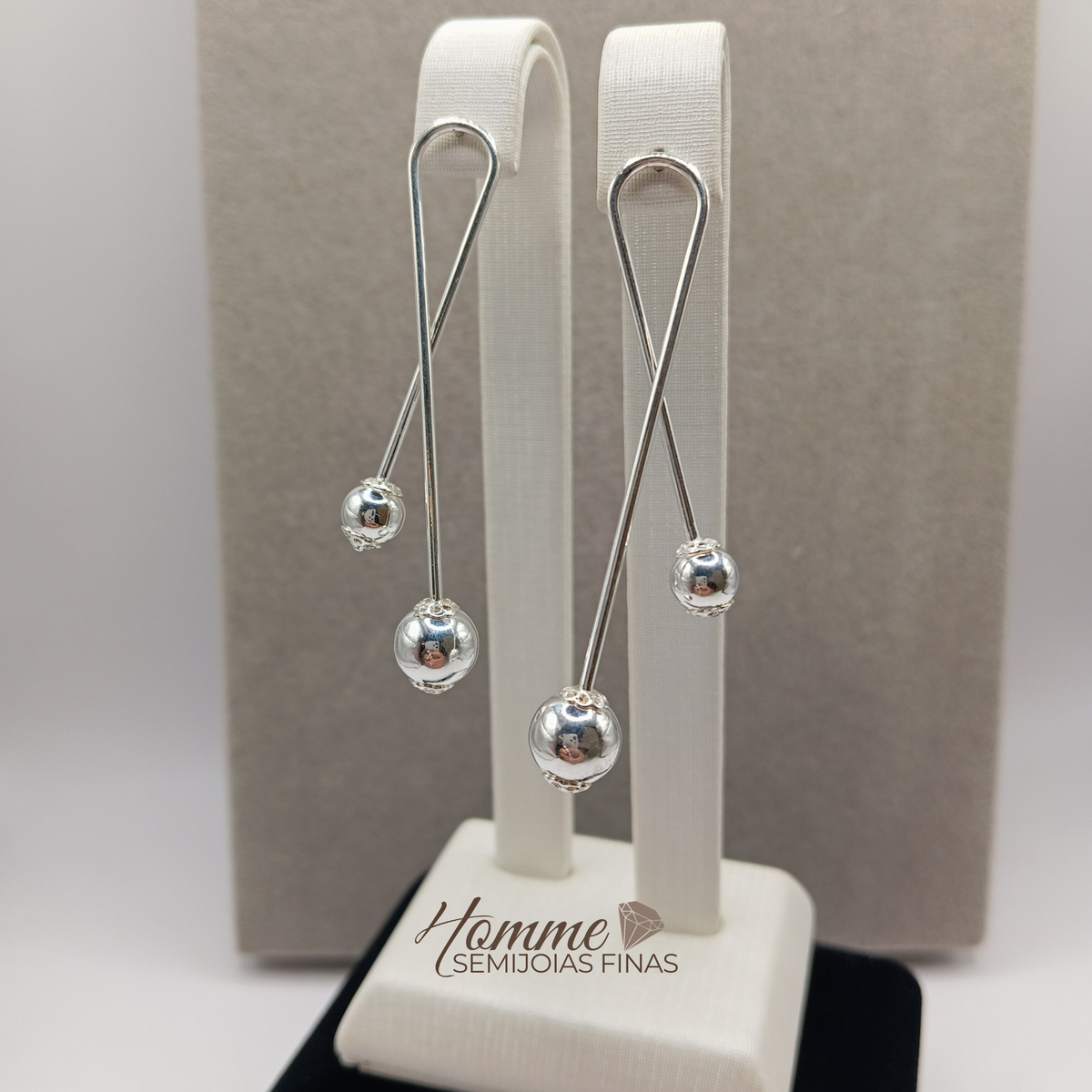 Brinco Longo Duas Esferas – Prata Leve