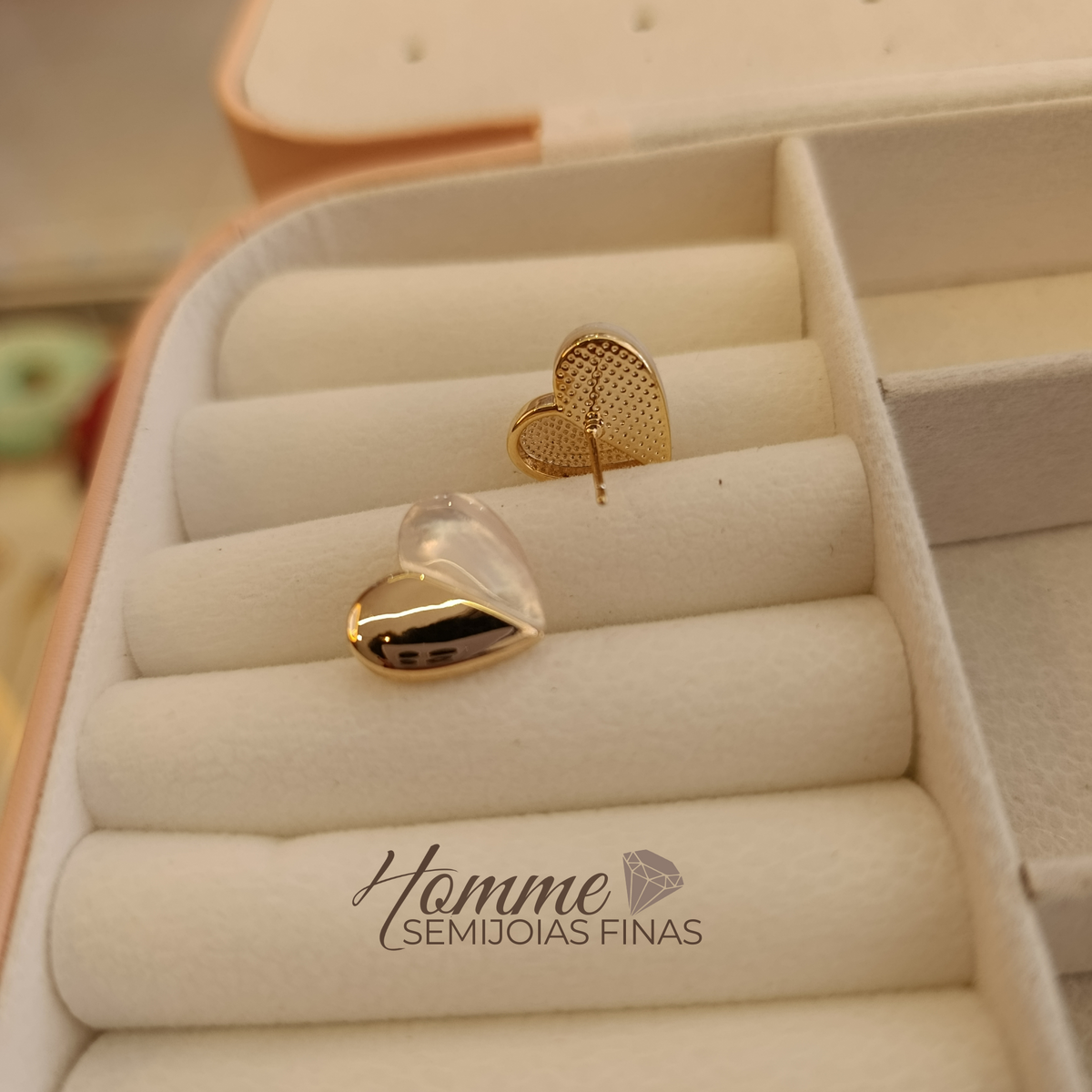 Brinco Coração Dourado com Detalhe Perolado – Folheado a Ouro