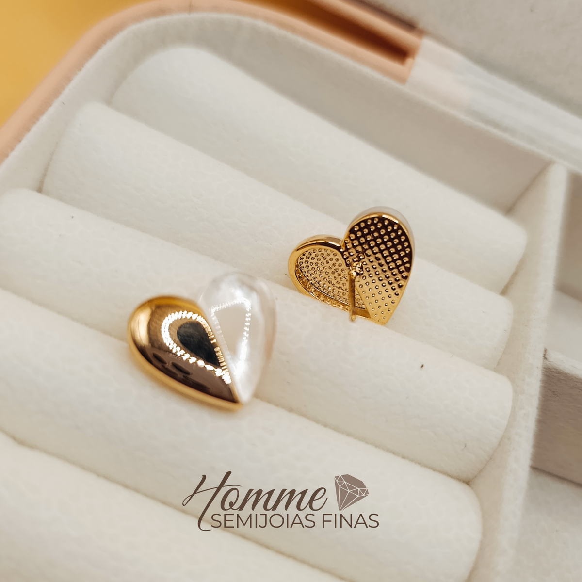 Brinco Coração Dourado com Detalhe Perolado – Folheado a Ouro