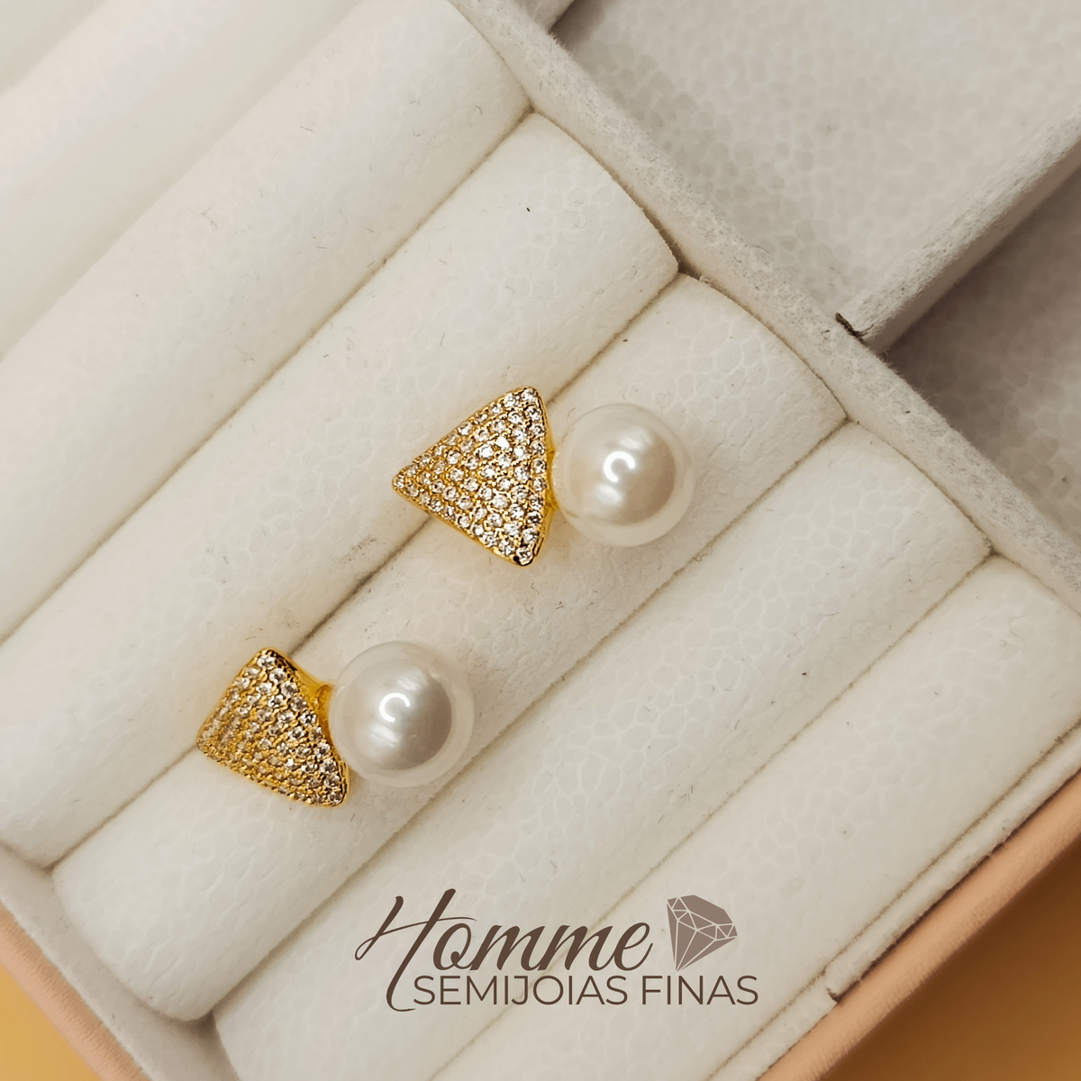 Brinco Triângulo com Pérola