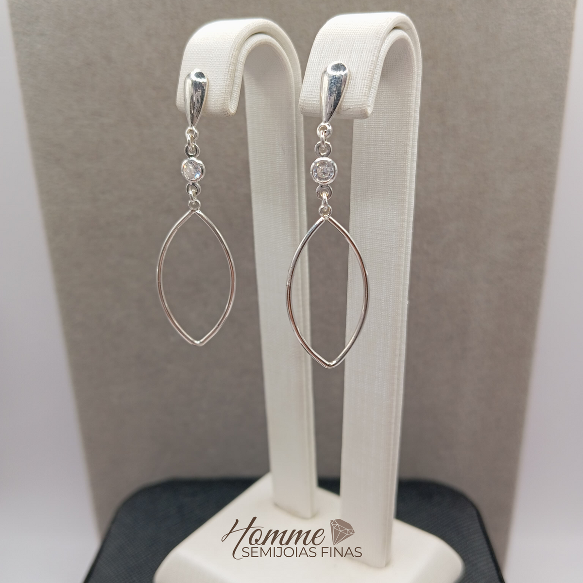 Brinco Gota Vazada com Zircônia Prata Leve