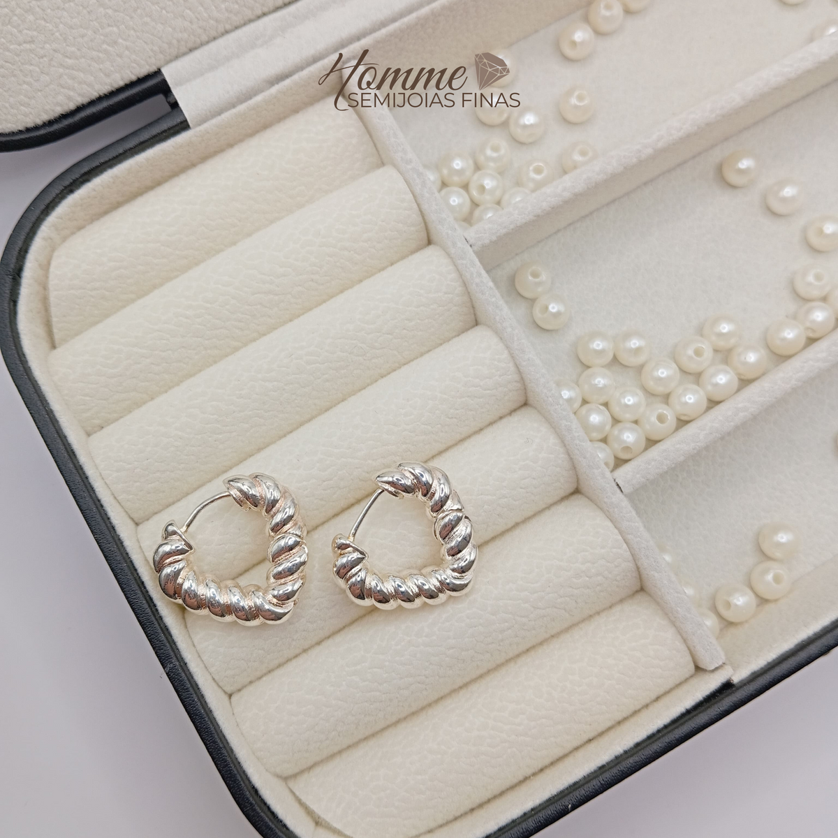 Brinco Coração Torcido – Prata Leve