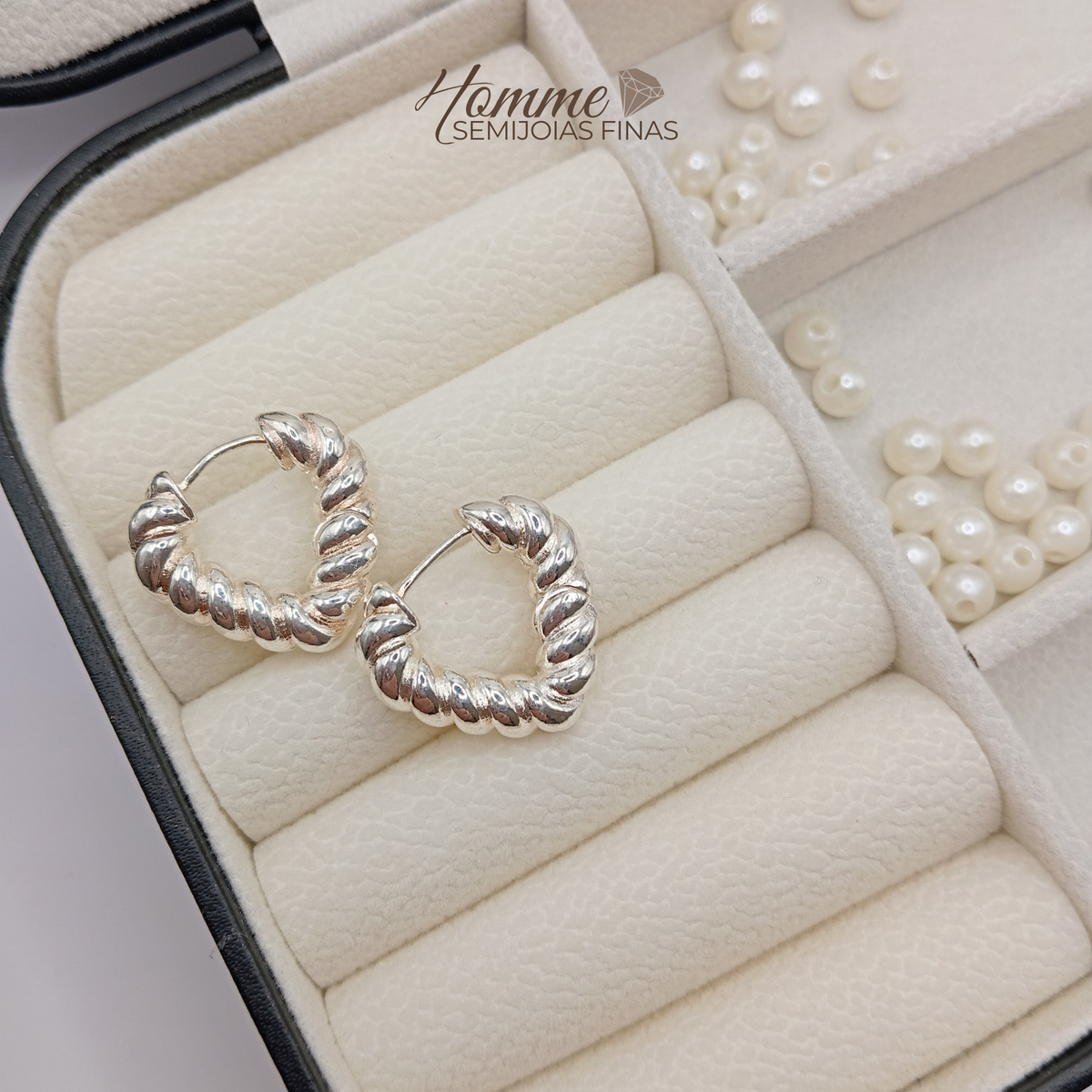 Brinco Coração Torcido – Prata Leve