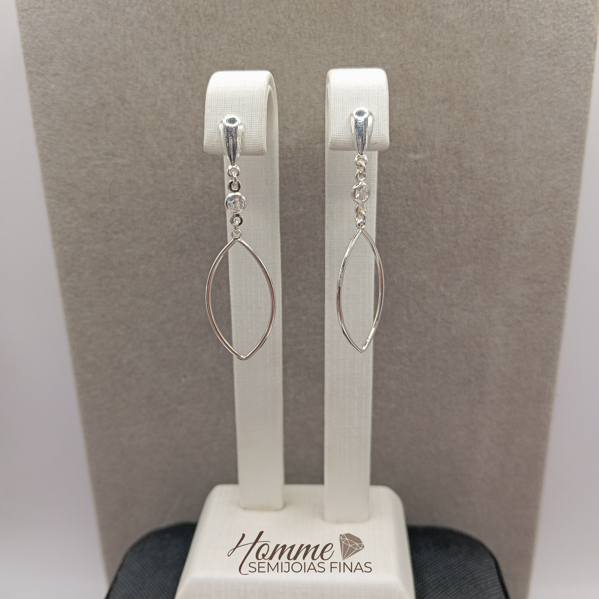 Brinco Gota Vazada com Zircônia Prata Leve
