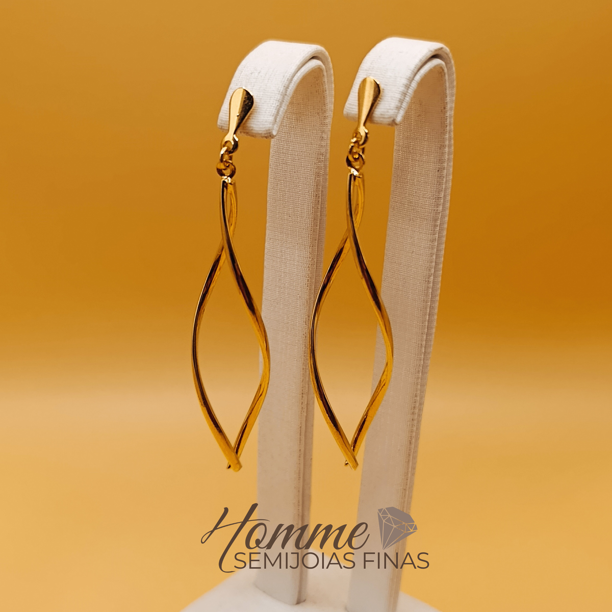 Brinco Alongado Ondulado Folheado a Ouro