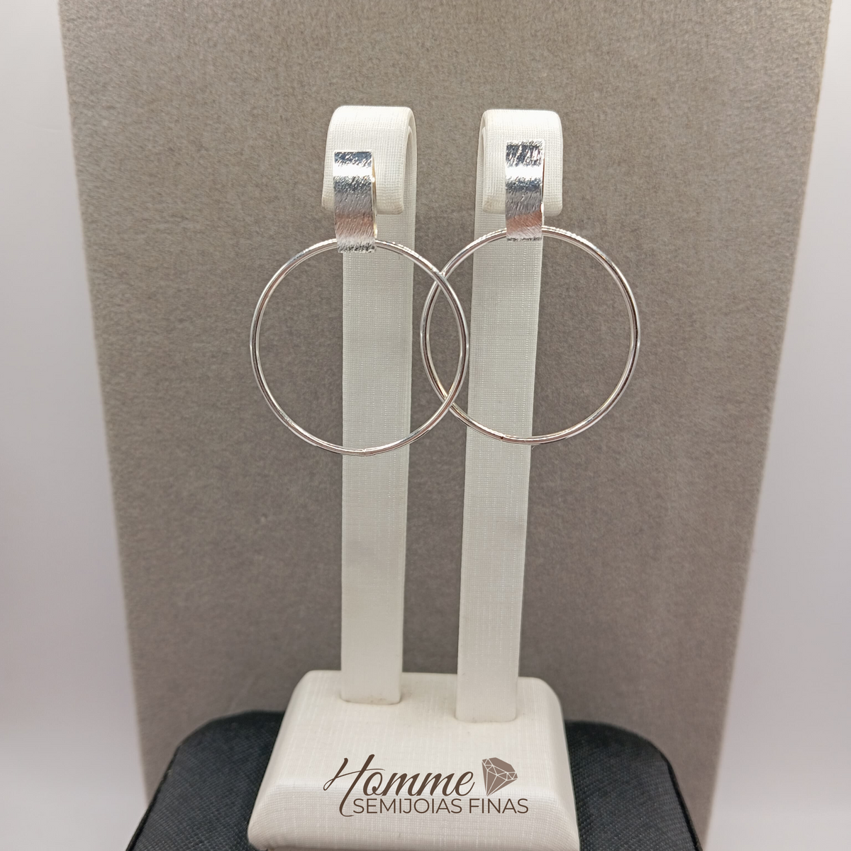 Brinco Argola Lisa com Base Reta Prata Leve