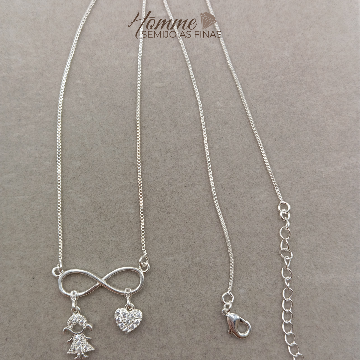 Colar Infinito com Menina e Coração em Prata Leve