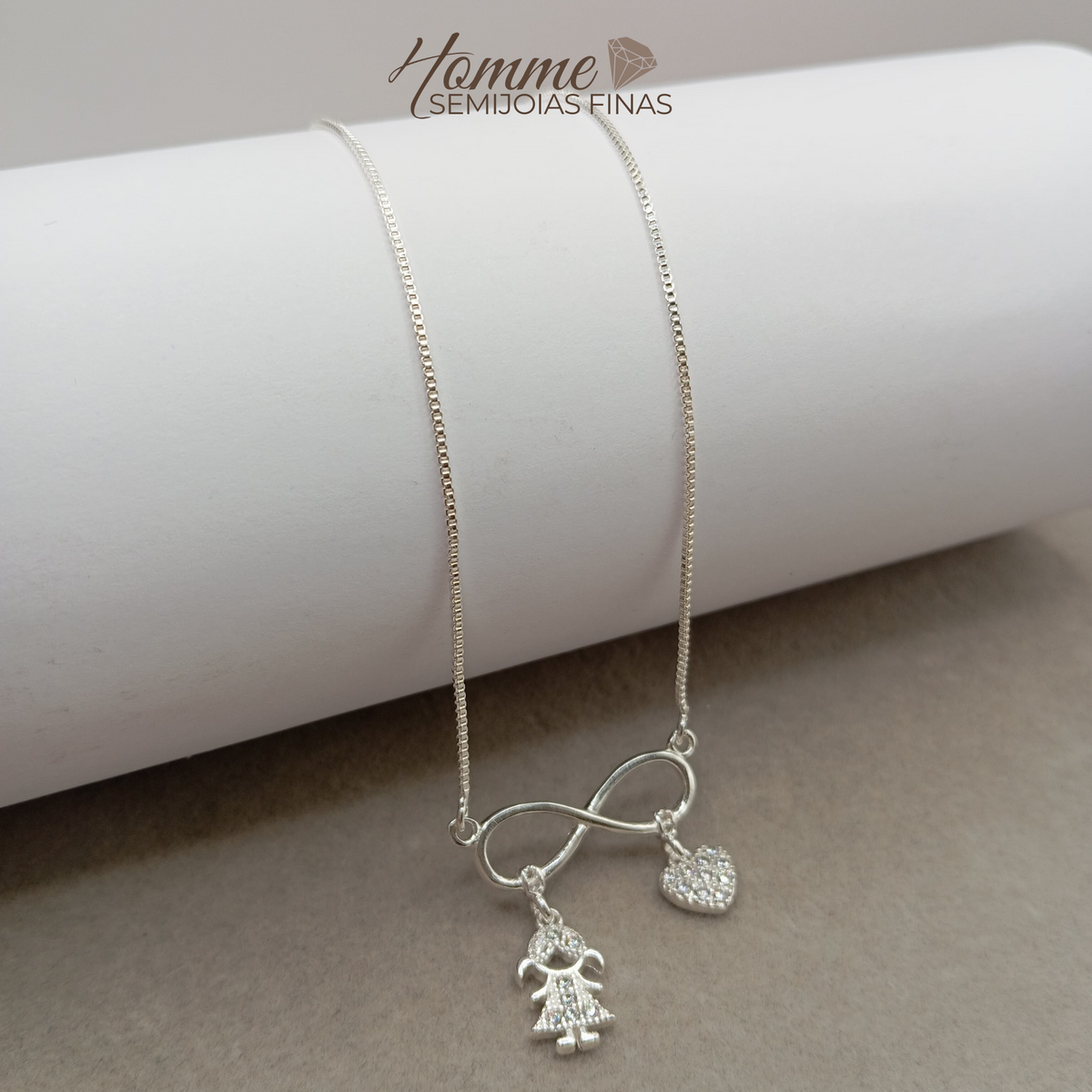 Colar Infinito com Menina e Coração em Prata Leve