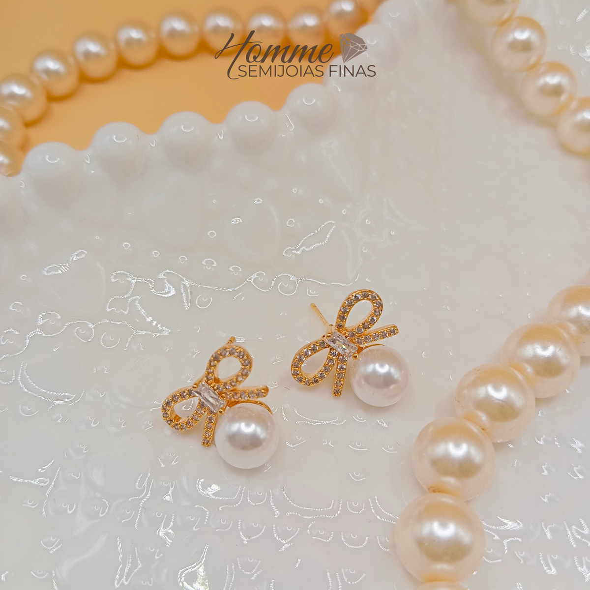 Brinco Laço com Pérola – Banho Ouro 18k e Zircônias