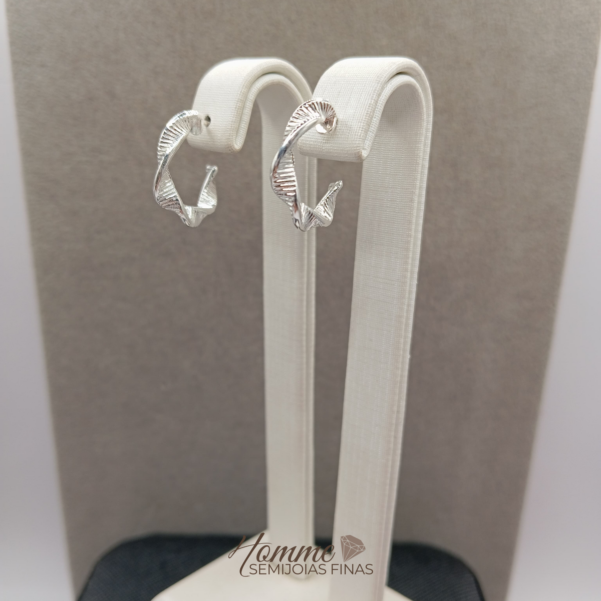 Brinco Argolinha Torcida Texturizada Prata Leve