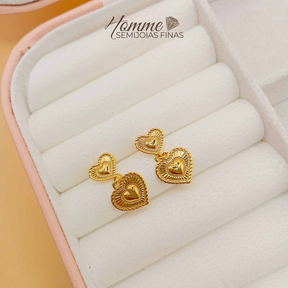 Brinco Corações Duplos em Relevo – Folheado a Ouro