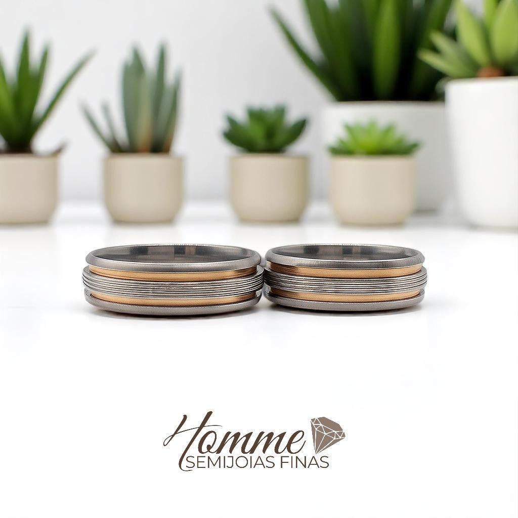 Aliança Elegante em Aço com Detalhe Dourado (unidade)