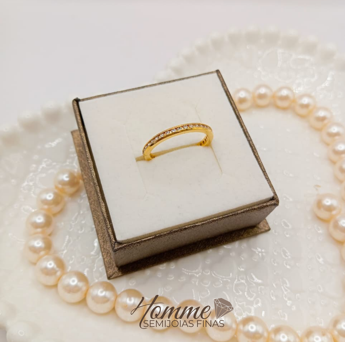 Anel Aliança Cravejada com Zircônias – Folheado a Ouro 18k