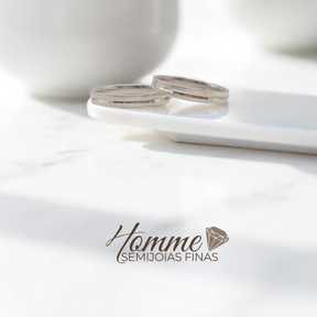 💍 Aliança em Prata 925 – Modelo Quadrado com Friso Central Trabalhado  (unidade)
